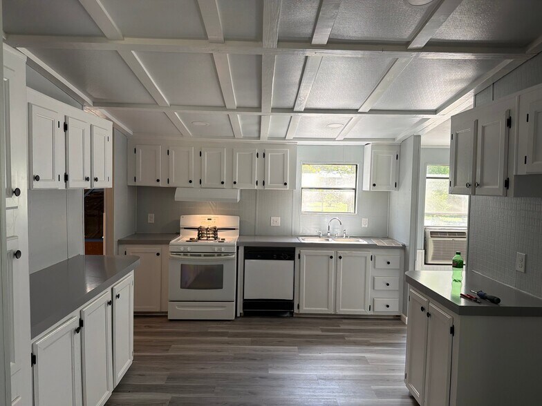 Building Photo - 220 SW Magical Terrace