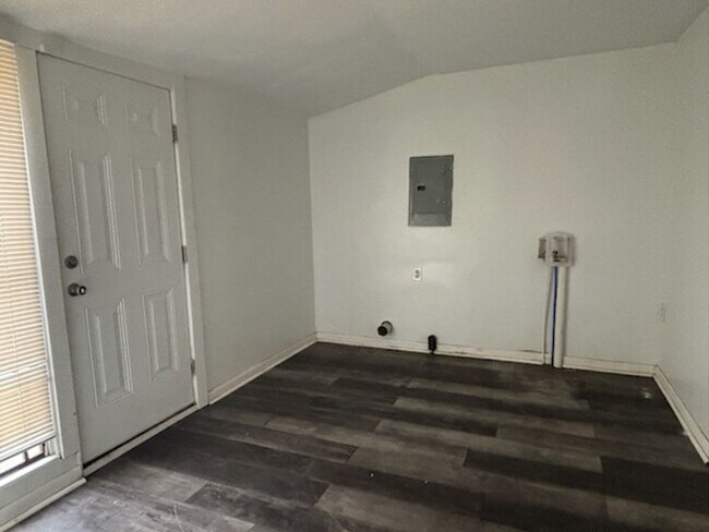 Building Photo - 1652 Kentwood Dr