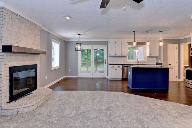 Building Photo - Beautifully Renovated Running Man Gem - Co...