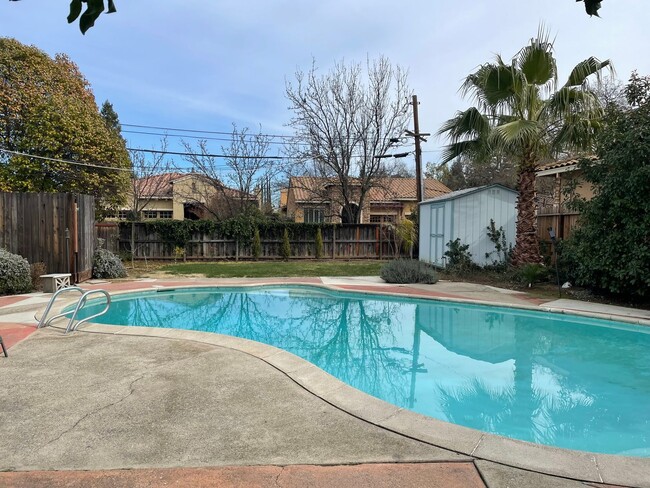 Building Photo - Beautiful Mid Century 3 Bedroom 3.5 Bathro...