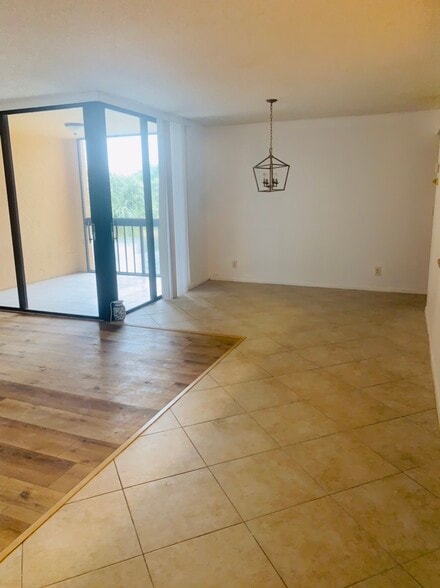 Tile in dinning area and entrance - 950 Egret Cir