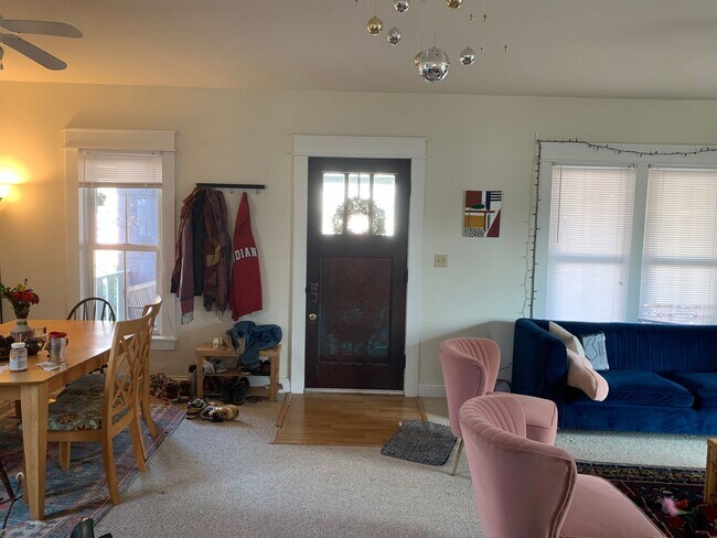 Building Photo - Spacious 2 bed/3 bath Home near Switchyard Park!