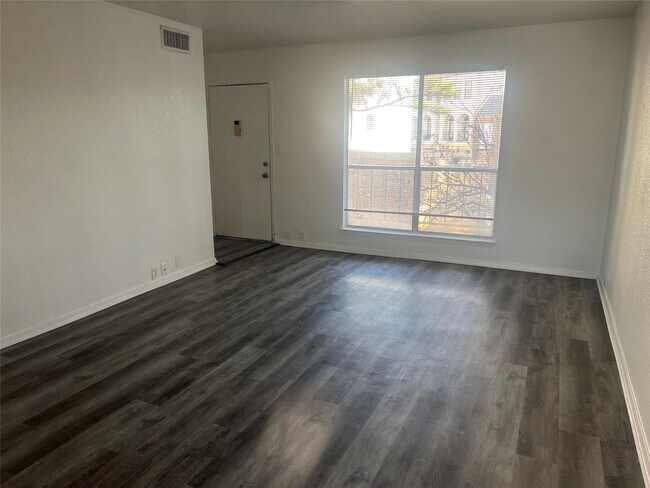 Building Photo - 3303 W Greenridge Dr