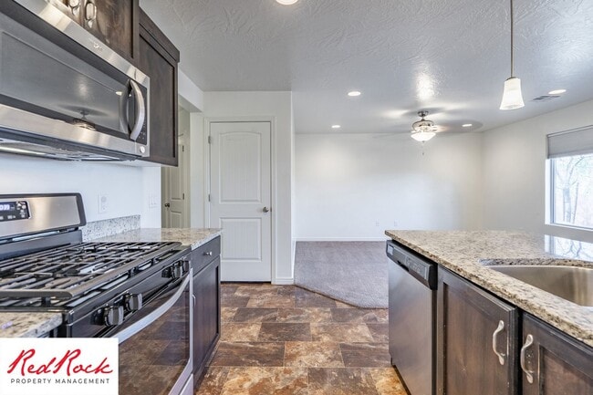 Building Photo - End Unit Fossil Hills Townhome with 3 Beds and 2.5 Baths