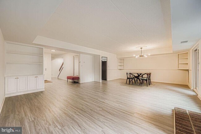 Building Photo - 4 Oakridge Ct