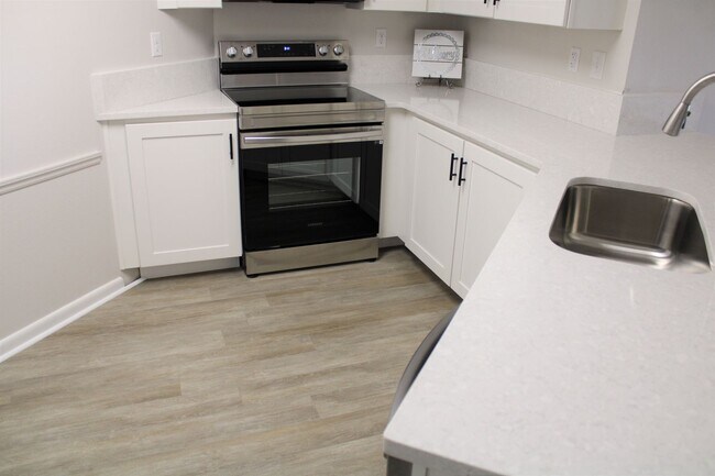 Building Photo - Unfurnished Annual Updated Ground Level 2/2 split plan Condo-Vista Verde East (Isla Del Sol)