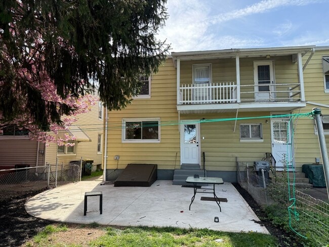 Building Photo - Newly Renovated 3-Bedroom, 1-Bathroom End-Row Townhome with Bonus Room & Backyard!