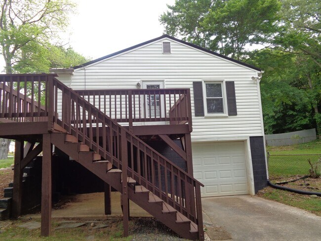 Building Photo - 2-bedroom House off Country Club