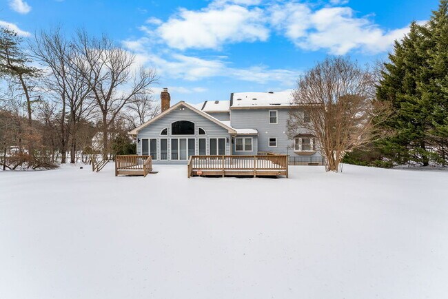 Building Photo - "Charming 4-Bedroom Retreat with Sun Room Scenic Views