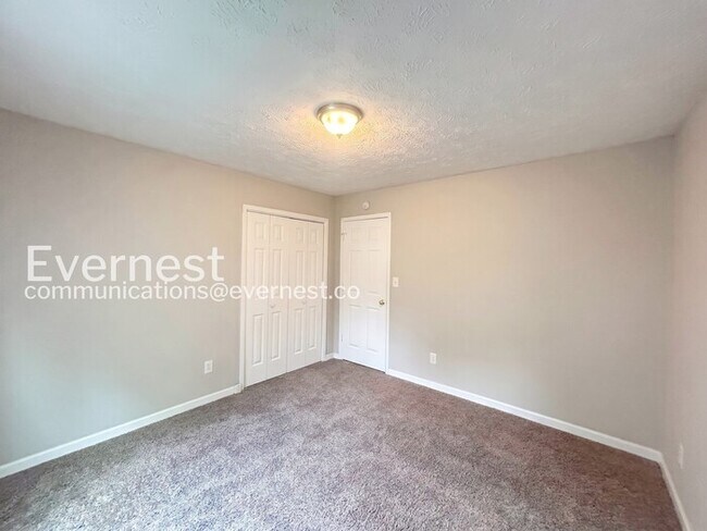 Building Photo - 3 Bed, 2 Bath Home with Fenced Yard & Garage / Pet-Friendly / Vouchers Accepted / Available Now!