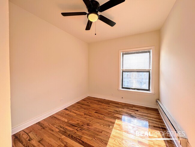 Building Photo - 825 W Waveland Ave