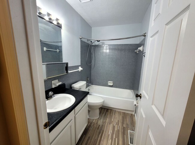 Building Photo - 2 bed 2.5 bath Townhouse condo in Butler Township