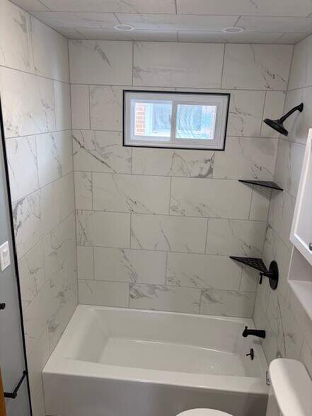 Building Photo - 105 Kinamrok St