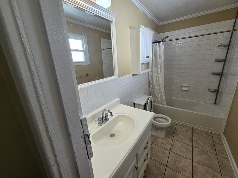 Full Bath - 615 1/2 Maryland Ave