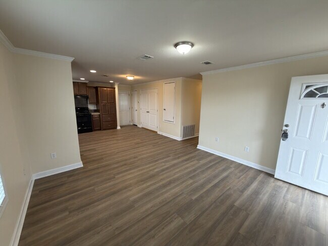 Building Photo - Three bedroom duplex close to Canyon Lake Highschool