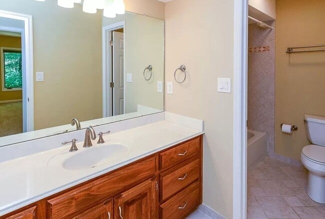 Building Photo - 2 Bed/ 2.5 Bath Townhouse