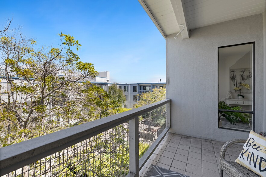 Building Photo - 4 Admiral Dr