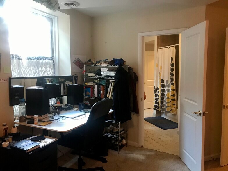 Bedroom 3 and master bathroom - 526 St Paul St