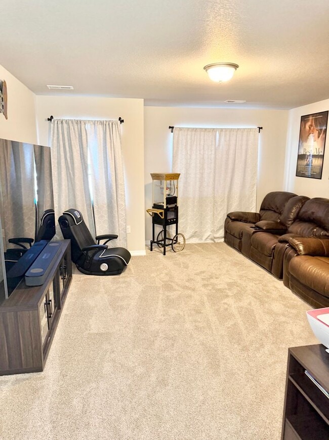 Building Photo - Like New Home for Rent on Truscott!