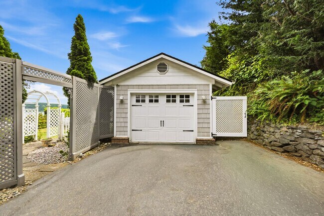 Building Photo - 1510 Valley Dr NW