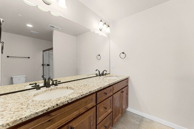 Building Photo - Luxury Townhome in Ridgefield