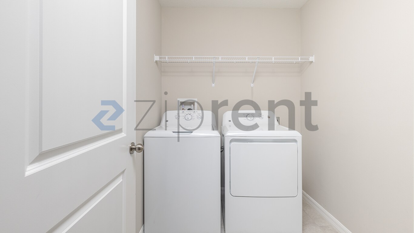 Building Photo - 5721 SW 92nd Pl