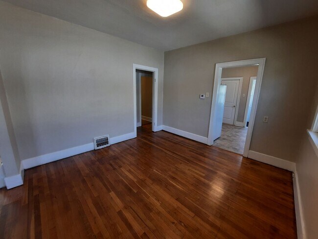 Building Photo - Pet Friendly Home with Fenced Back Yard and Hardwood Floors!