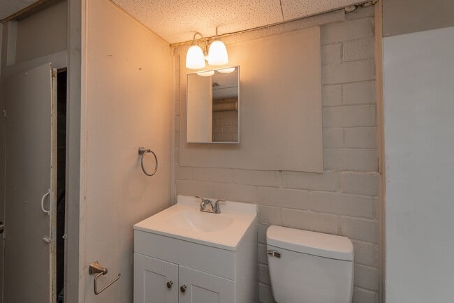 Building Photo - Updated 1 bed/1 bath apartment, great loca...