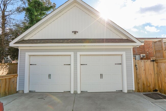 Building Photo - Beautiful Move-In Ready craftsman style home in Norfolk!