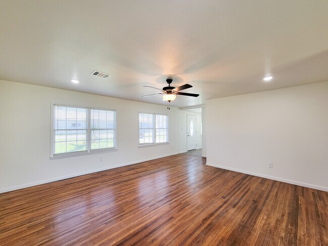 Building Photo - 413 S Market St