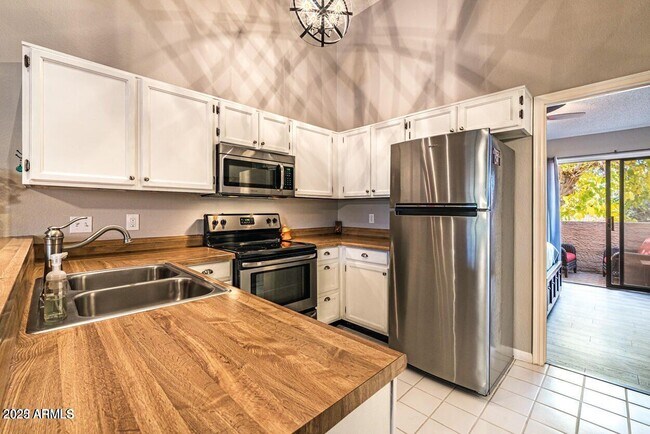 Building Photo - 4901 E Kelton Ln
