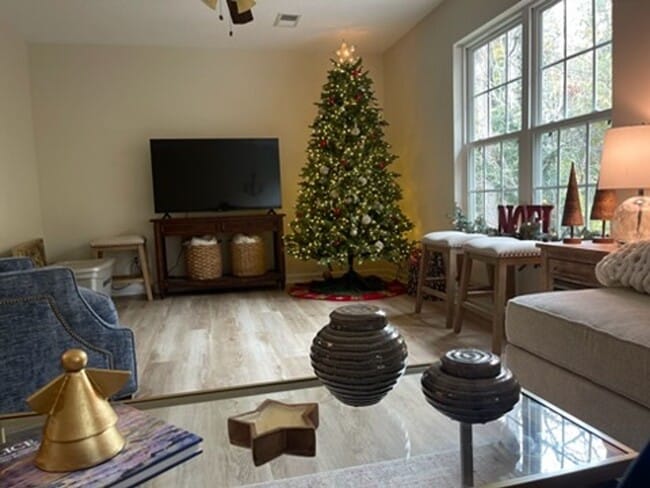 Building Photo - Beautifully maintained home