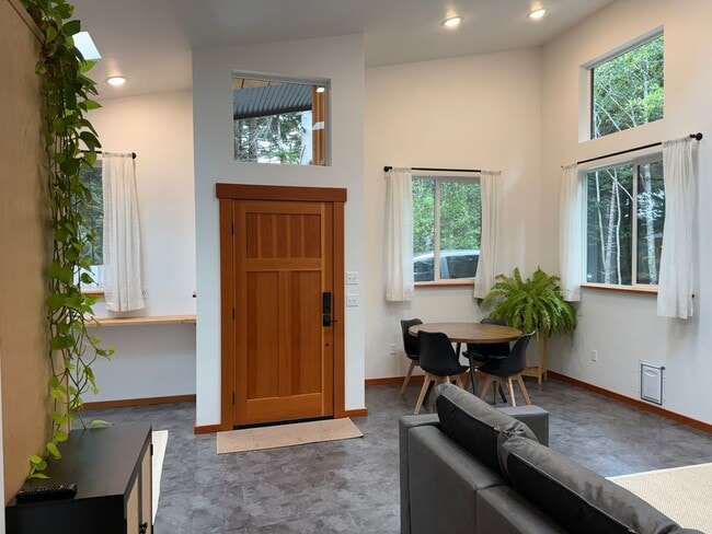 Building Photo - Furnished Modern Home for Rent – 2 Bedroom...