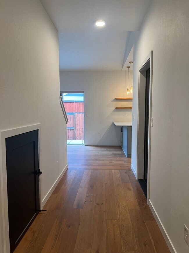 Building Photo - Contemporary 3/2.5 Talent home in Central Location | Available Now