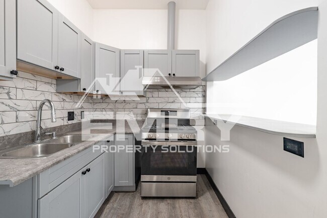 Building Photo - 942 S Gerhart Ave