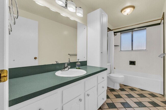 Building Photo - Spacious 5 Bed in Riverdale with Large Yard