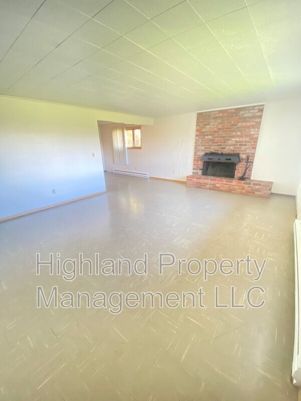 Building Photo - 1933 NE Valley Rd