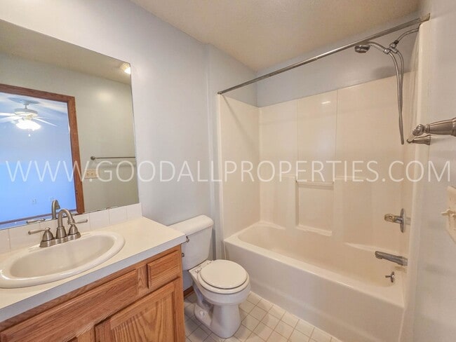 Building Photo - Spacious Townhome in Clive | 2 Bed + 2.5 Bath with Garage