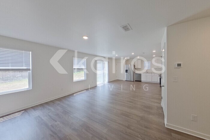 Building Photo - 140 George Oxford Dr