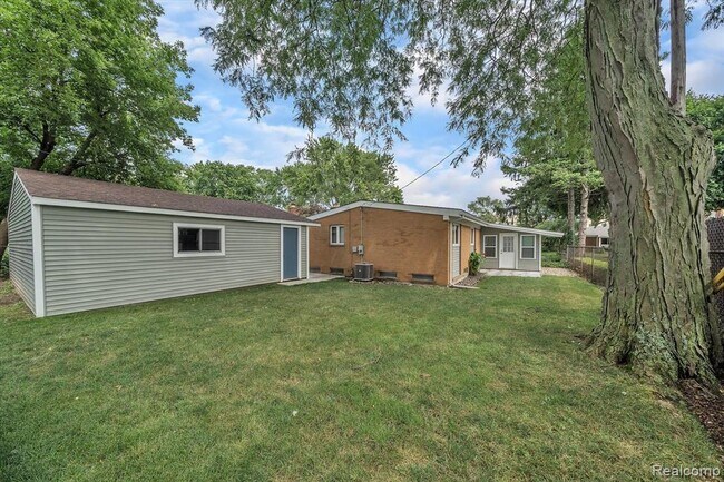 Building Photo - 229 Redwood Dr