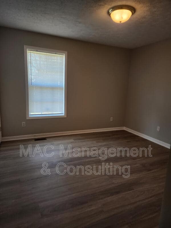 Building Photo - 143 W Gate Dr