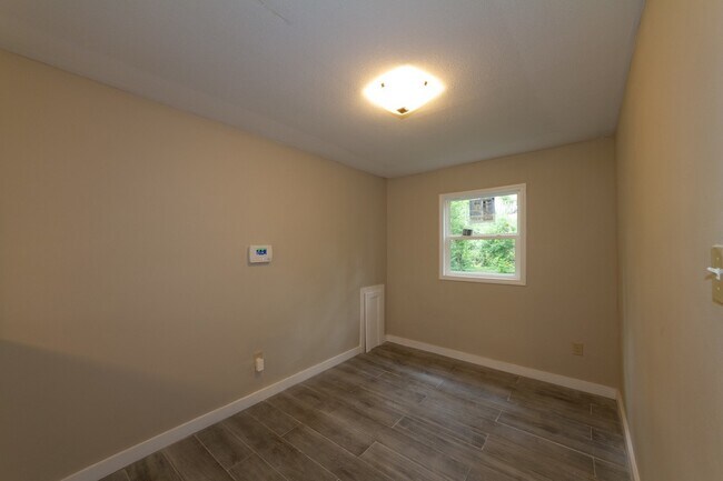 Building Photo - Completely remodeled 3 bed 1 bath home rea...