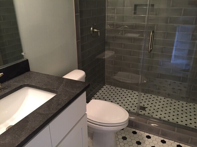 Building Photo - 2 Bedroom 1.5 Bath Townhouse - Downtown Charleston