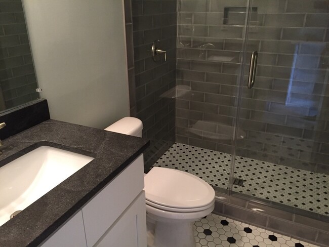 Building Photo - 2 Bedroom 1.5 Bath Townhouse Downtown Char...