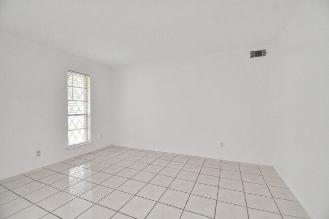 Building Photo - 530 Westshire Dr