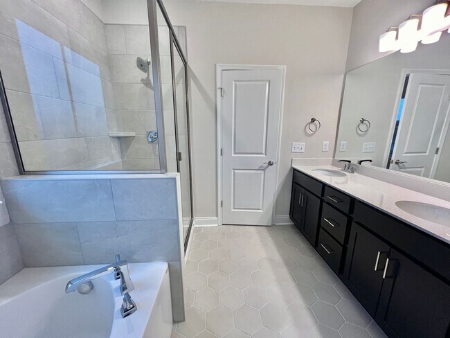 Building Photo - Like New 3 Bed, 4 Bath Townhome w/ 2 Car Garage