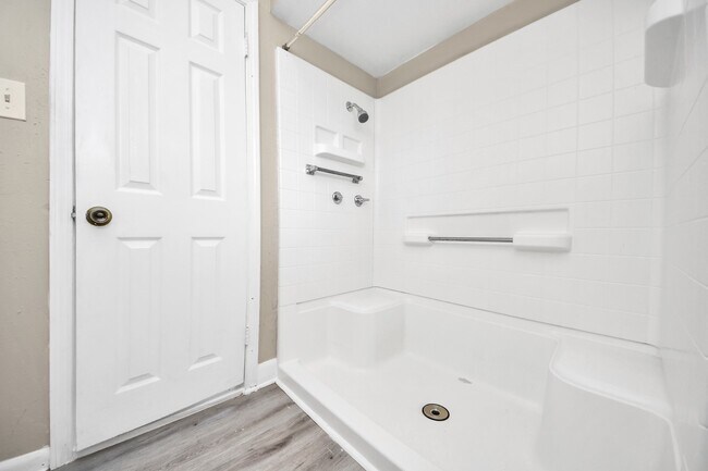 Building Photo - 17111 River Rd