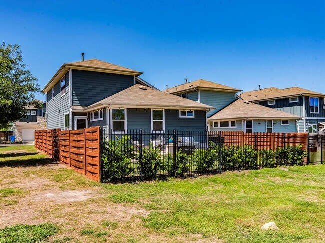 Building Photo - 2315 Capulet St