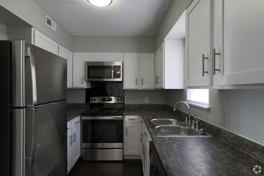 3BR, 1.5 BA - Townhouse - Amber Chase