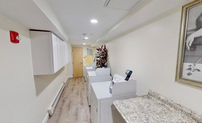 Building Photo - 9 Anderson St